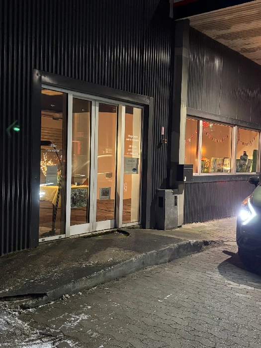 Tankstation med lys og udstilling
